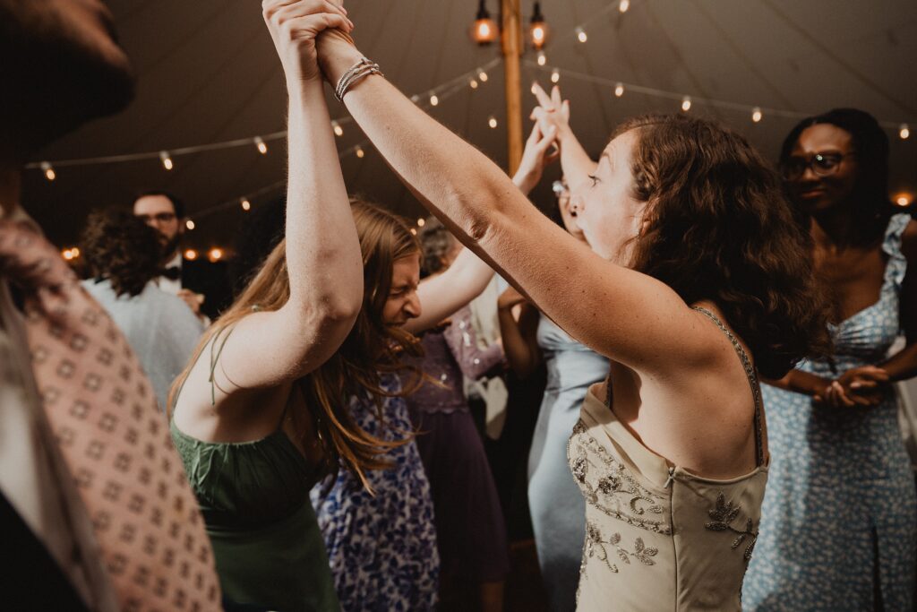 Romantic late summer wedding at Stone Acres Farm in Mystic, CT. Miriam + Nathaniel’s classic August celebration featured timeless details