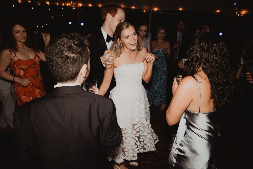Romantic late summer wedding at Stone Acres Farm in Mystic, CT. Miriam + Nathaniel’s classic August celebration featured timeless details