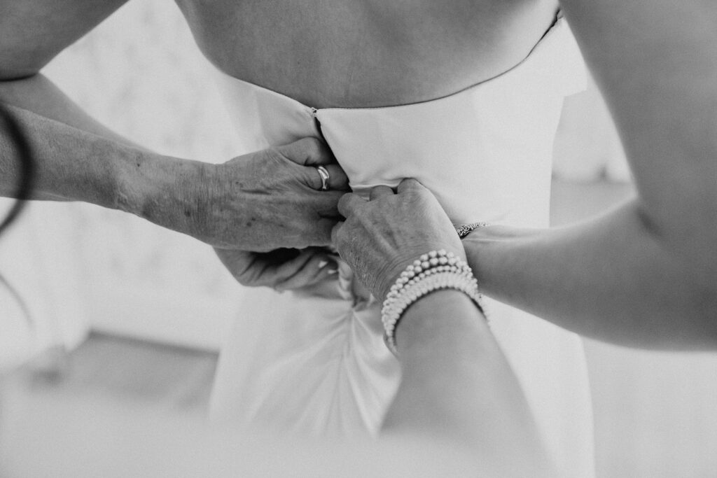 Romantic late summer wedding at Stone Acres Farm in Mystic, CT. Miriam + Nathaniel’s classic August celebration featured timeless details