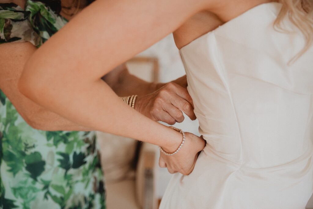 Romantic late summer wedding at Stone Acres Farm in Mystic, CT. Miriam + Nathaniel’s classic August celebration featured timeless details