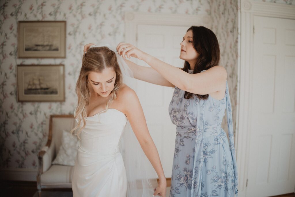 Romantic late summer wedding at Stone Acres Farm in Mystic, CT. Miriam + Nathaniel’s classic August celebration featured timeless details