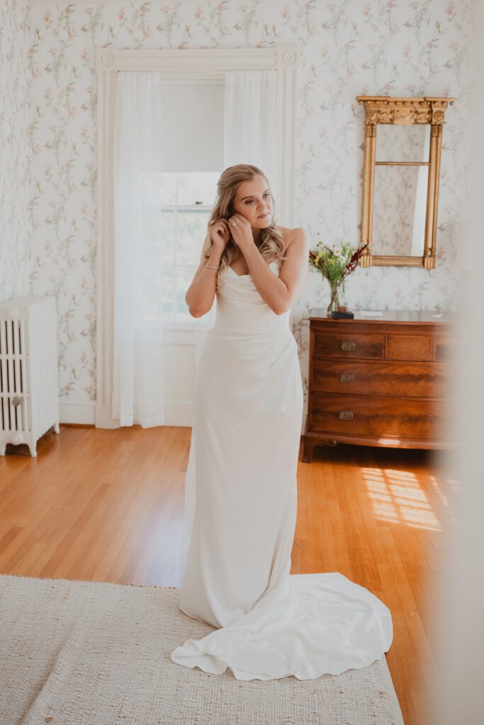 Romantic late summer wedding at Stone Acres Farm in Mystic, CT. Miriam + Nathaniel’s classic August celebration featured timeless details