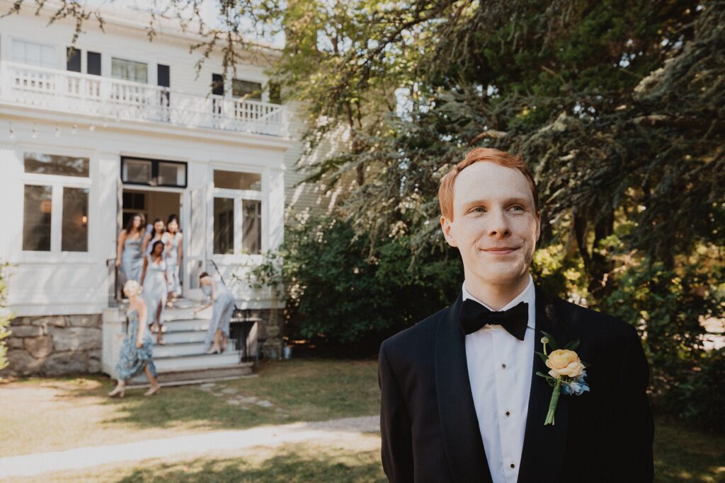 Romantic late summer wedding at Stone Acres Farm in Mystic, CT. Miriam + Nathaniel’s classic August celebration featured timeless details