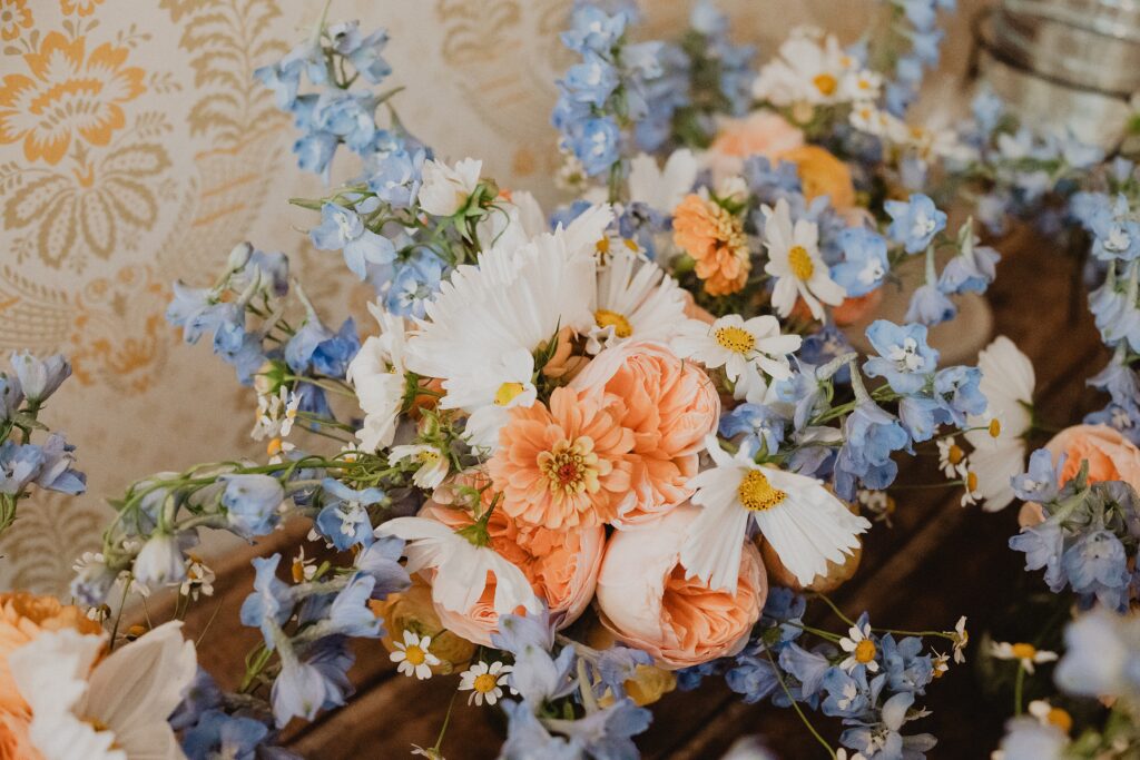 Romantic late summer wedding at Stone Acres Farm in Mystic, CT. Miriam + Nathaniel’s classic August celebration featured timeless details