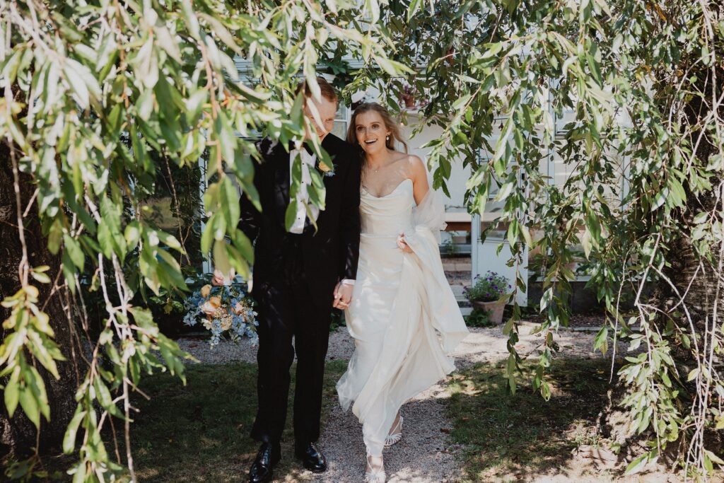 Romantic late summer wedding at Stone Acres Farm in Mystic, CT. Miriam + Nathaniel’s classic August celebration featured timeless details