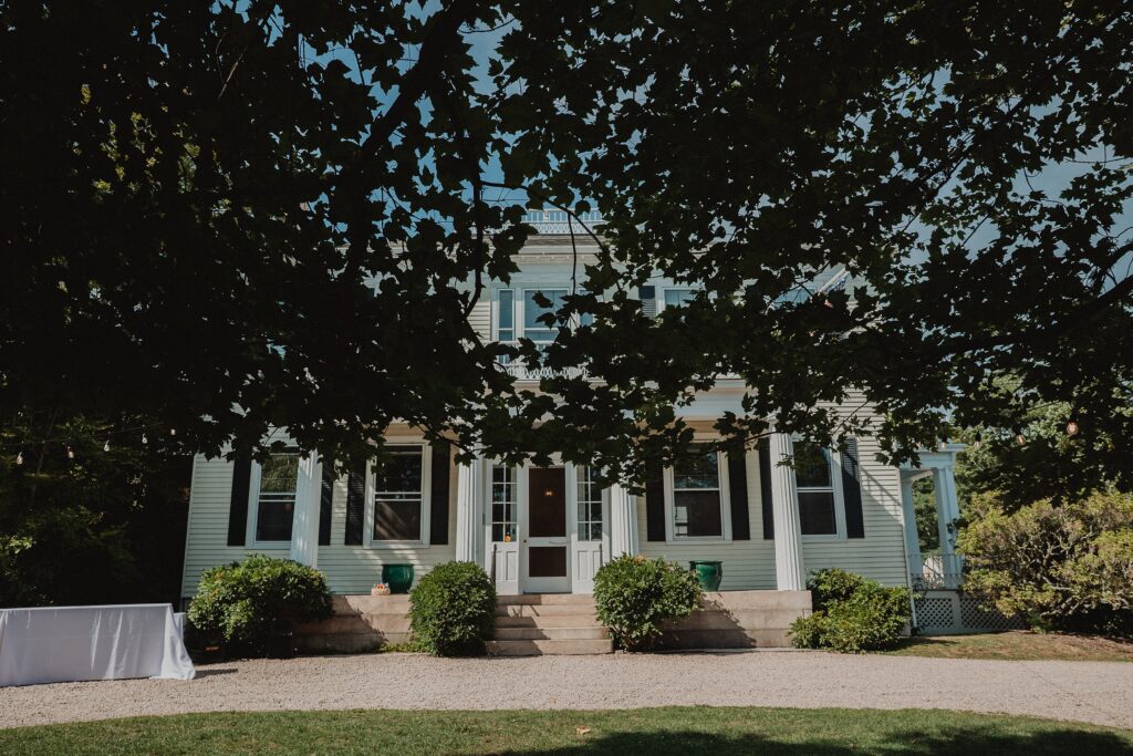 Romantic late summer wedding at Stone Acres Farm in Mystic, CT. Miriam + Nathaniel’s classic August celebration featured timeless details