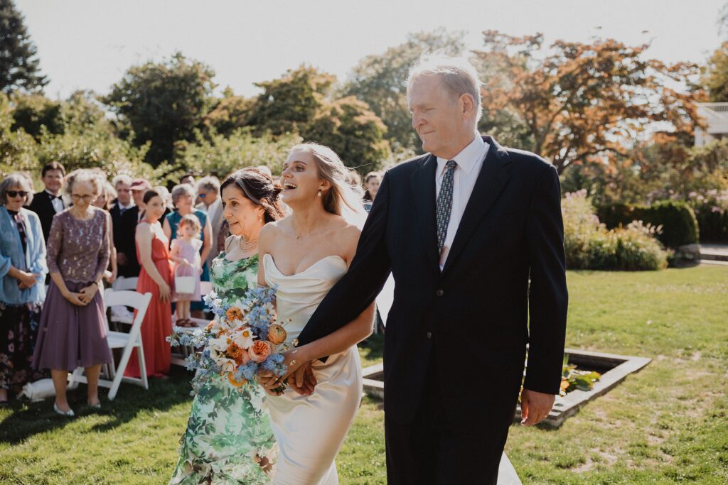 Romantic late summer wedding at Stone Acres Farm in Mystic, CT. Miriam + Nathaniel’s classic August celebration featured timeless details