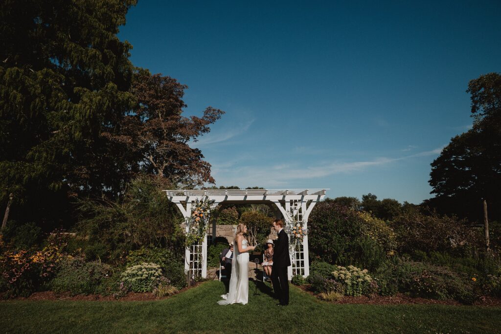 Romantic late summer wedding at Stone Acres Farm in Mystic, CT. Miriam + Nathaniel’s classic August celebration featured timeless details