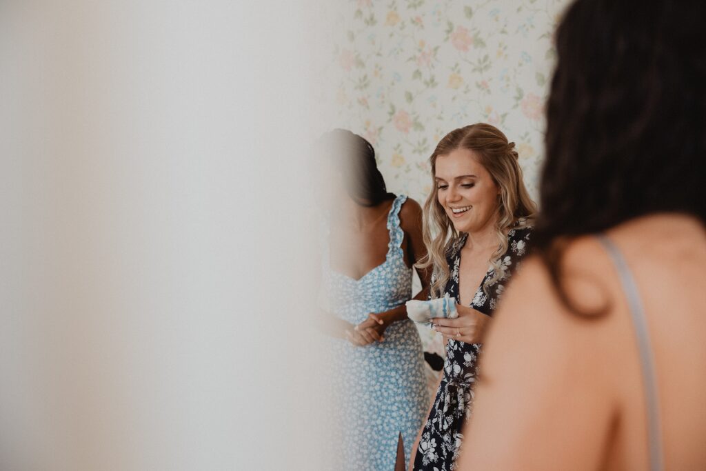 Romantic late summer wedding at Stone Acres Farm in Mystic, CT. Miriam + Nathaniel’s classic August celebration featured timeless details