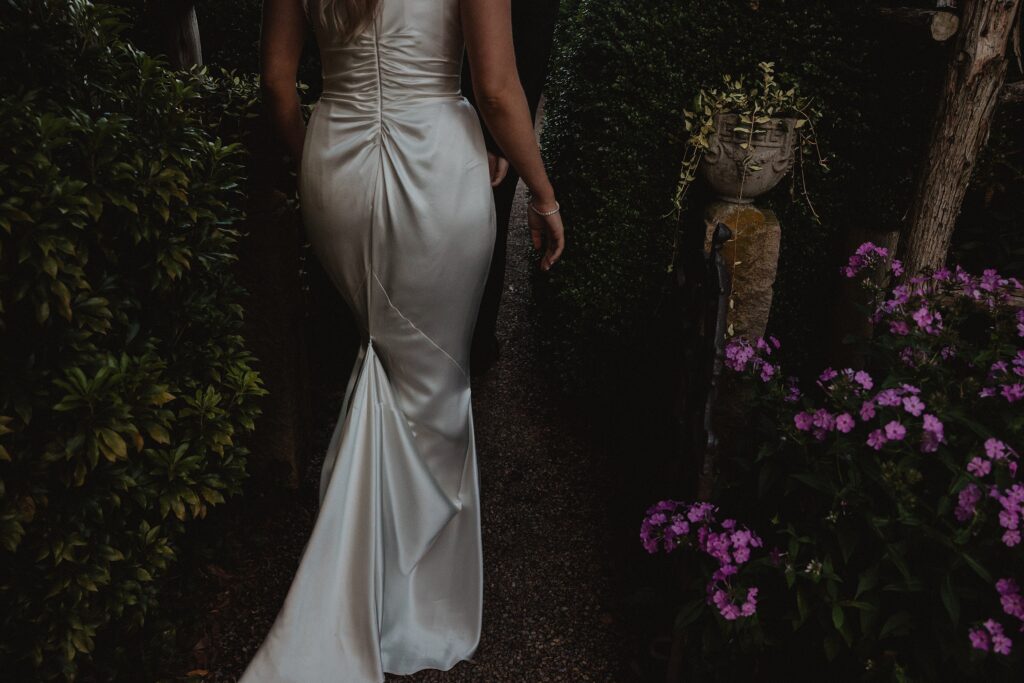 Romantic late summer wedding at Stone Acres Farm in Mystic, CT. Miriam + Nathaniel’s classic August celebration featured timeless details