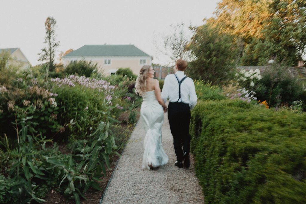 Romantic late summer wedding at Stone Acres Farm in Mystic, CT. Miriam + Nathaniel’s classic August celebration featured timeless details